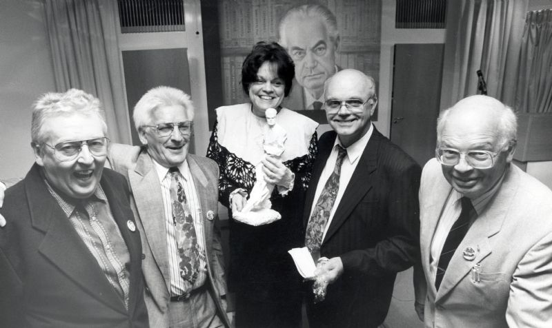 Från vänster Kurt Stråhle, Gunnar Nilsson, Aase Fridegård Penayo, Hasse Eson, Rune Dolfie. Dessa fyra män utgjorde den kommitté som tog initiativet och samlade in pengar till statyn av Jan Fridegård.
Foto: Enköpings Posten.